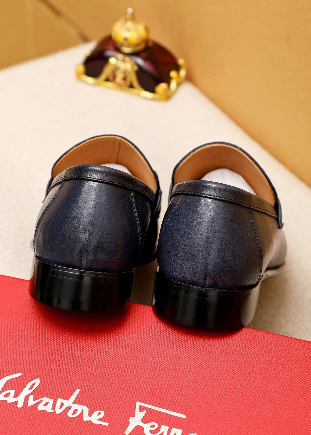 Men's shoes 💰462 💐 Product trademark: Ferragamo "Ferragamo" casual leather shoes Regular size: 38-44 (45.46.47🉑️Customized) Product materials: Selected imported calfskin upper + classic hardware buckle, imported water-dyed cow leather lining. Strong three-dimensional visual effect, original outsole color: 1⃣️color optional